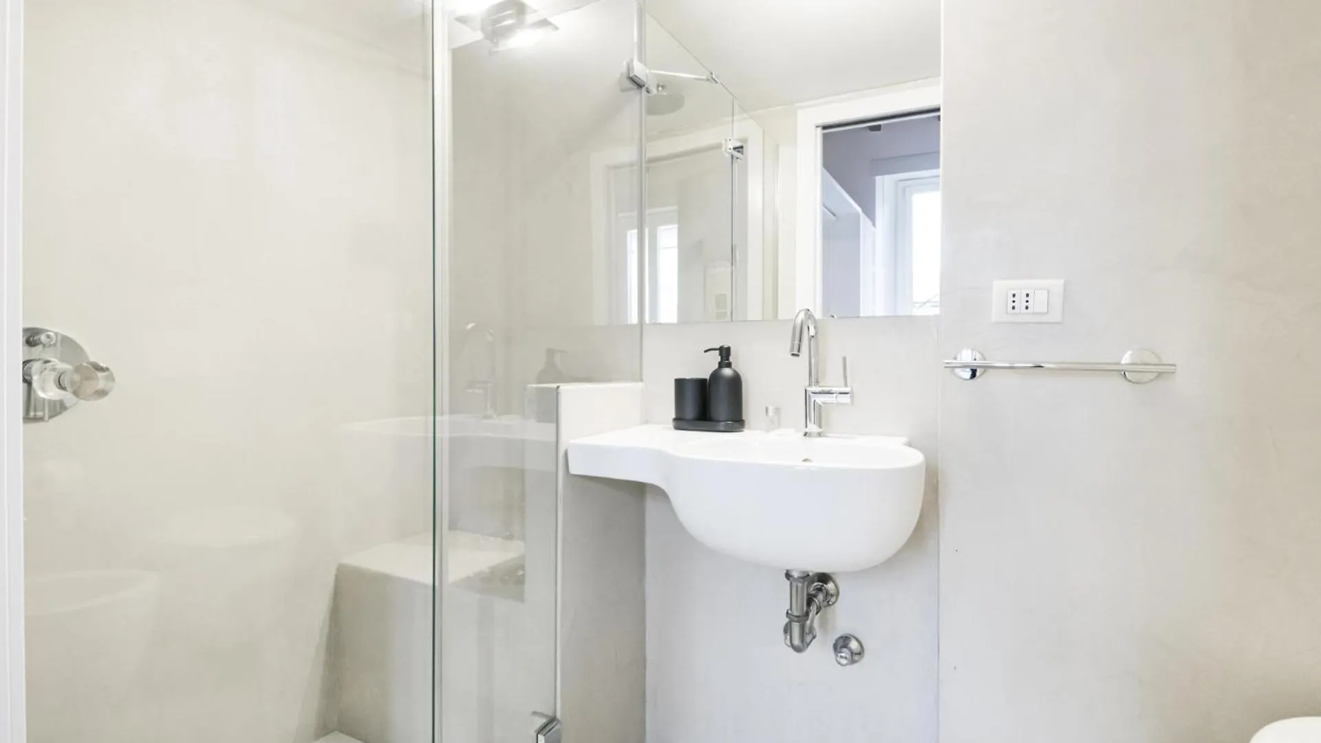 Easylife-Elegante Monolocale Nel Cuore Dei Navigli Milan 0*,  Italy